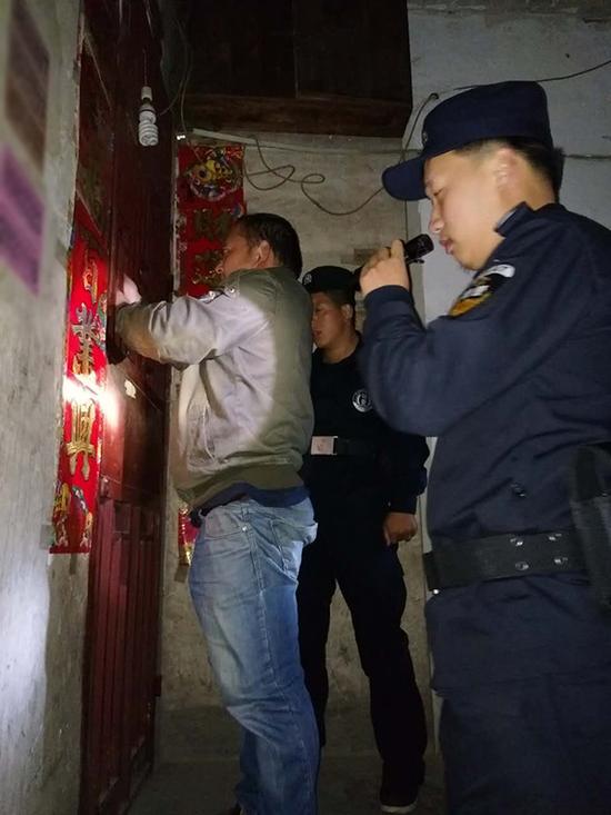 果洛粗心妈妈误将幼女锁家中 