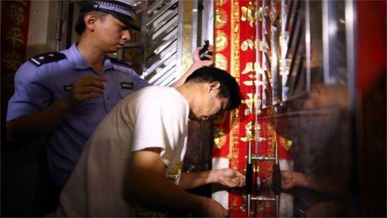 果洛请开锁师傅开了锁后，师傅